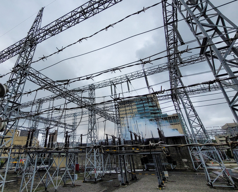 台北市文山區景隆街的萬隆變電所因變電箱起火，現場濃煙竄起，這起事故也造成部分地區停電。 (圖：中央社)