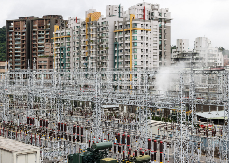 針對12月12日台北變電所火警造成雙北部分地區停電，台電14日晚間發布新聞稿表示，停電時間超過50分鐘約3萬用戶，將參酌今年513、517事件扣減標準。(圖：中央社)
