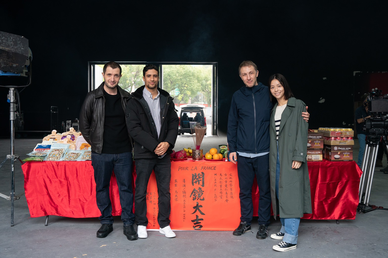 《為了國家》今日舉辦開鏡儀式，左起演員卡里姆萊克盧、沙伊恩布曼丁、導演哈希德阿米及演員宋芸樺。(馬氏影業提供)