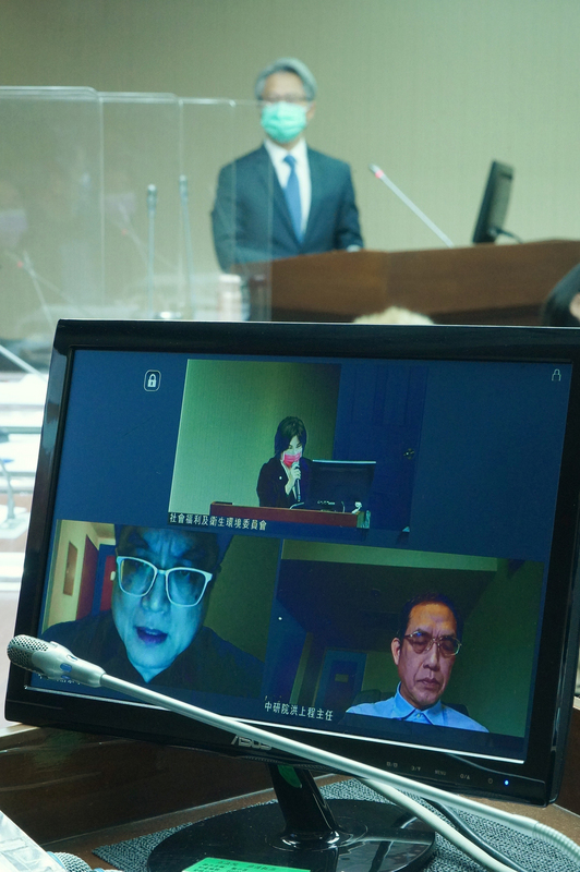 中央研究院P3實驗室染疫案，傳出染疫員工遭霸凌說法，基因體研究中心研究技師、P3實驗室原負責人詹家琮（螢幕左下）13日透過視訊連線向立法院報告時說，絕對沒有霸凌事件。 (圖：中央社)