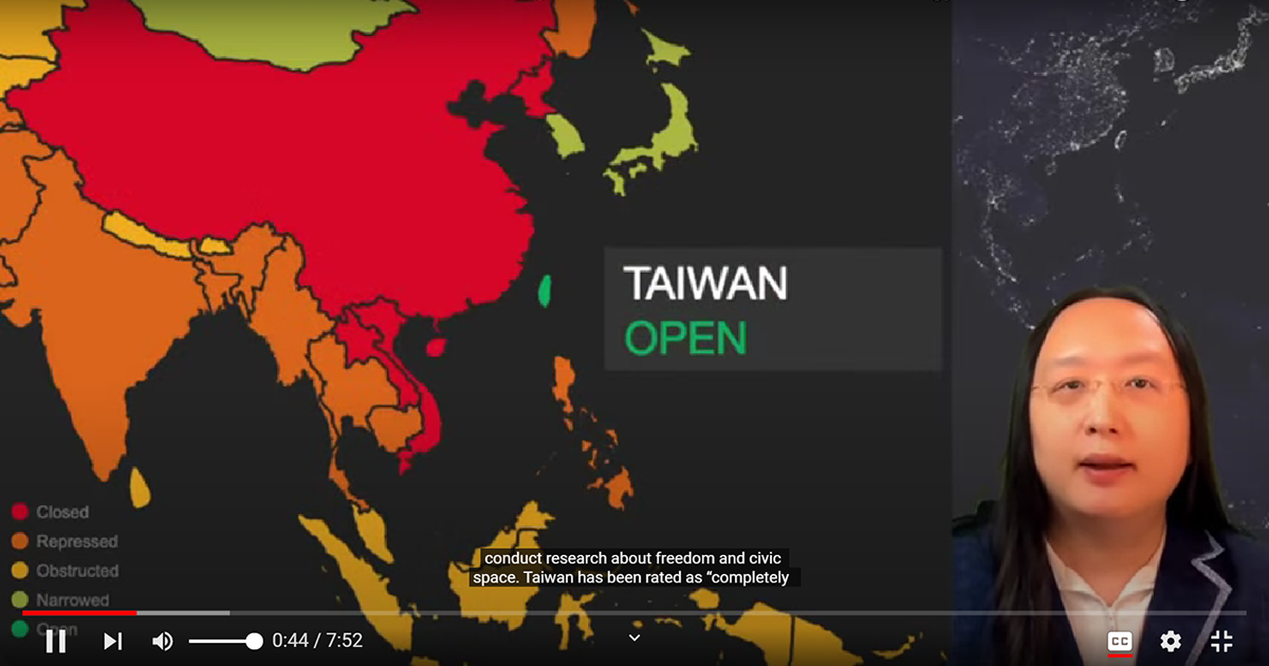 民主峰會上，唐鳳引用南非人權組織 CIVICUS 的地圖，以顏色區為不同地區的公民權利開放程度。（立場新聞提供）