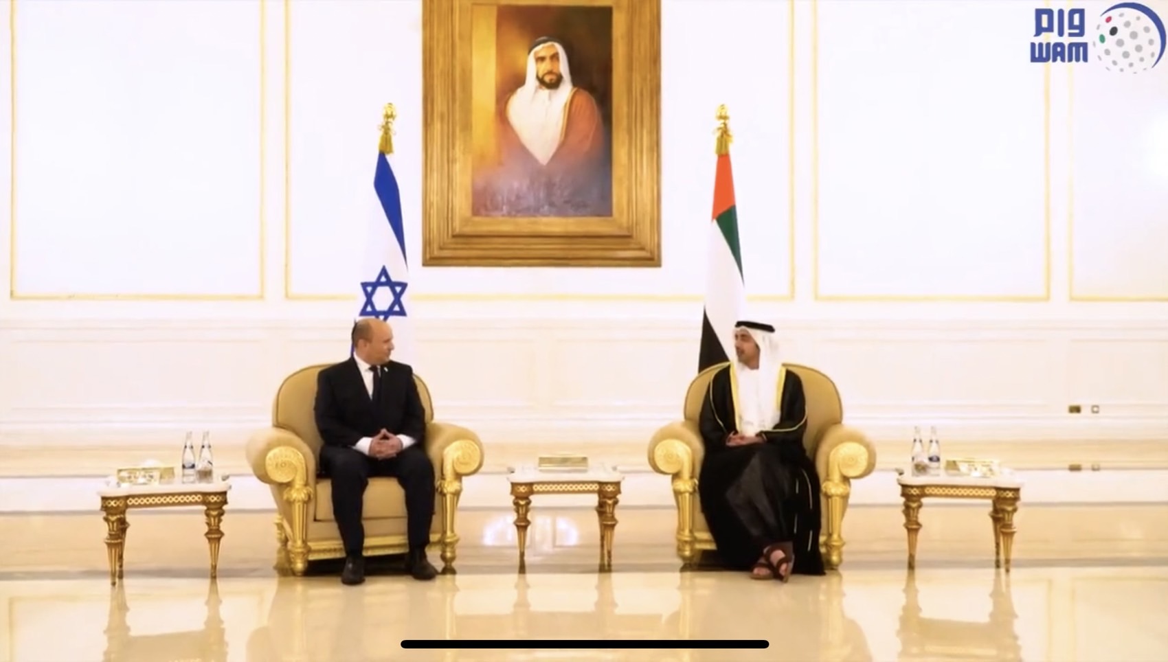 阿拉伯聯合大公國阿布達比邦王儲穆罕默德(Sheikh Mohammed bin Zayed al-Nahyan)13日接待到訪的以色列總理班奈特(Naftali Bennett)，這是阿聯實質領導人和以色列領袖之間的首度公開會晤。(圖:Naftali Bennett/Twitter)