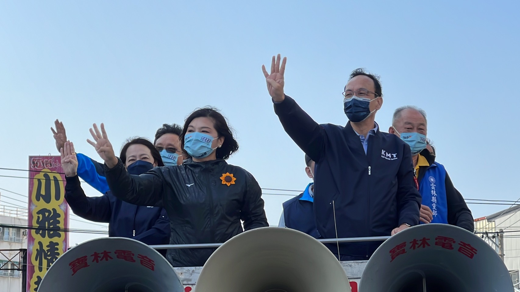 公投前最後一週，國民黨主席朱立倫13日和雲林縣長張麗善以車隊掃街。(國民黨提供)
