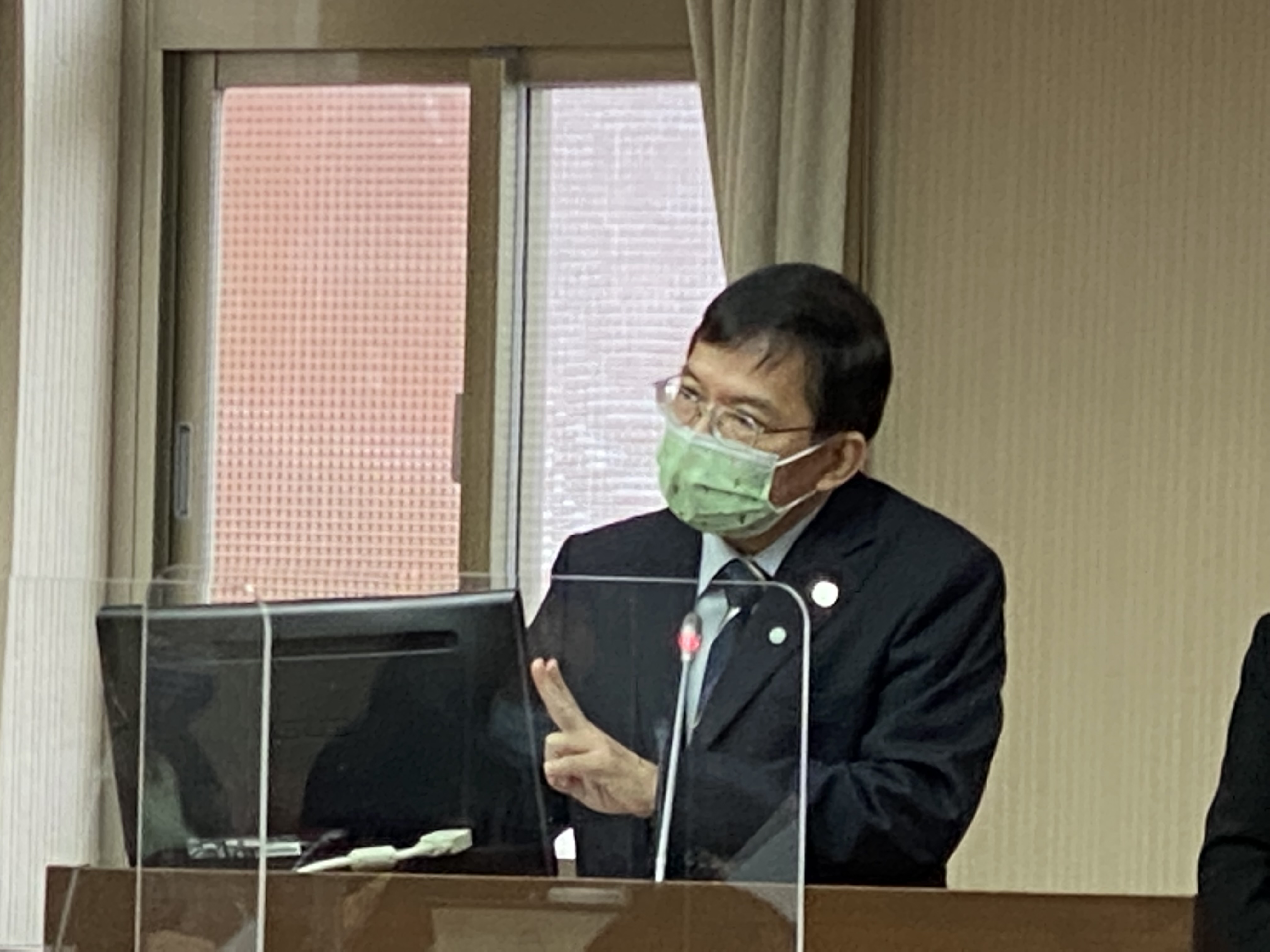 交通部長王國材在立法院交通委員會答詢立委提問。(資料照／吳琍君 攝)