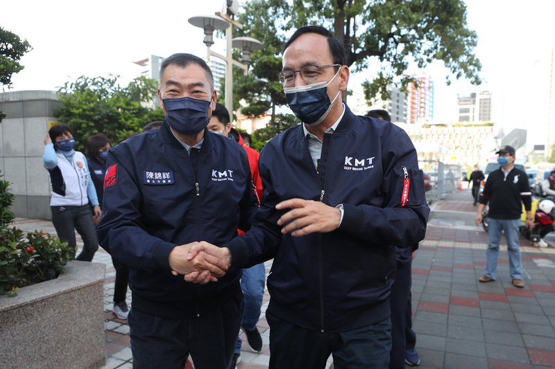 國民黨14日在台北舉辦「1218螞蟻雄兵 公投宣講」戰車掃街，國民黨主席朱立倫（前右）、國民黨籍的台北市議長陳錦祥（前左）等人出席，呼籲民眾18日投下4個同意。 (圖：中央社)