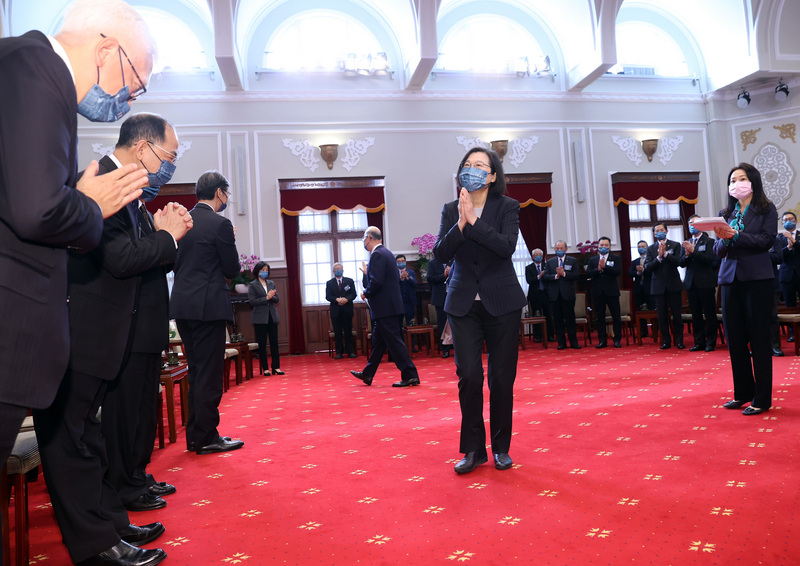 總統蔡英文（前中）14日上午在總統府接見台北市進出口商業同業公會第20屆全體理監事，雙手合十向眾人致意。 (圖：中央社)