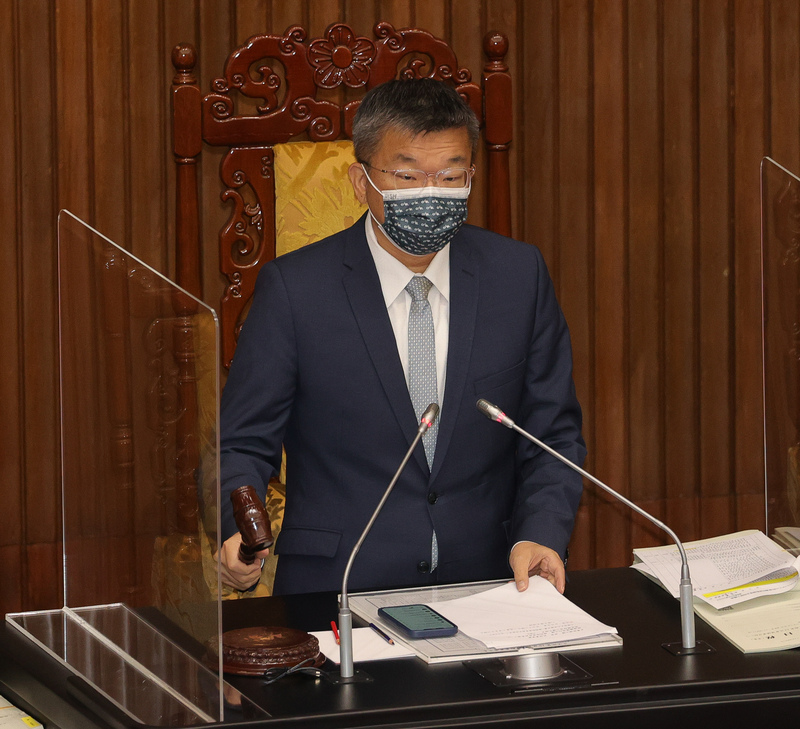 立法院會14日三讀通過修正就業保險法部分條文，將無工作收入父母納入勞工扶養眷屬範圍，以便勞工請領失業給付或生活津貼時，可領扶養眷屬加給，保障勞工失業的家庭生活。圖為立法院副院長蔡其昌敲槌。 (圖：中央社)