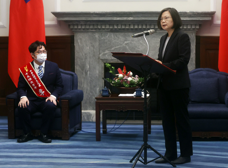 總統蔡英文（右）14日在總統府接見第59屆十大傑出青年當選人。 (圖：中央社)