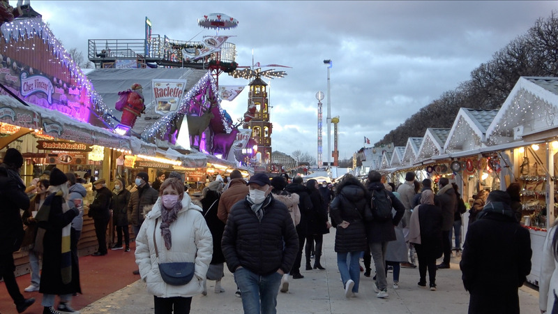 巴黎市政府18日宣布取消原訂於香榭大道的跨年與煙火活動。圖為位於巴黎杜樂麗花園內的耶誕市集。 (圖：中央社)