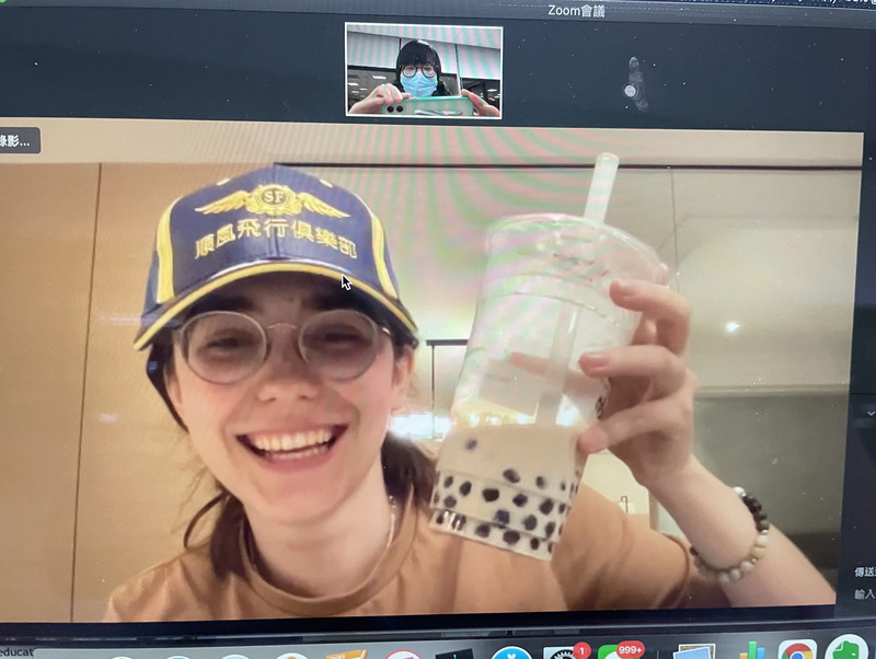 19歲少女羅瑟福德挑戰成為獨駕飛機環繞全球最年輕女性，她14日下午3時左右順利抵台，一下機便驚喜收到地勤人員替她準備的珍珠奶茶解渴，讓她驚喜萬分，直呼「超愛」！(圖：中央社)