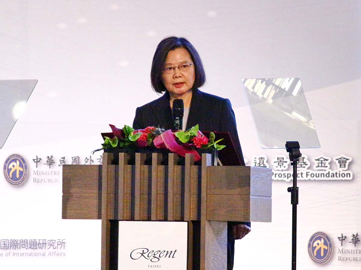 蔡英文總統14日出席「台美日三邊印太安全對話」時表示，儘管面對艱巨挑戰，台灣不會屈服於壓力，將持續與理念相近夥伴合作 (央廣記者王照坤 攝)