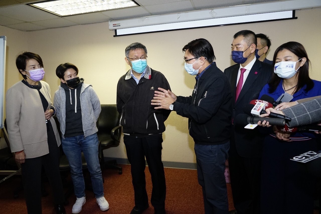 台北市長柯文哲14日赴市議會拜會各委員會。他在受訪時表示正在研究是否要對檢疫者加測抗體。(北市府提供)