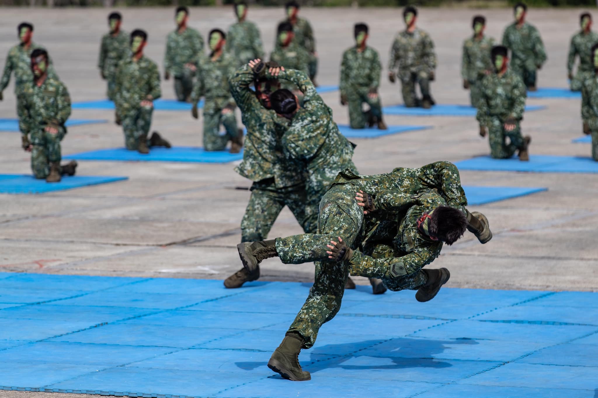 媒體針對外界批評過去8年退伍的後備軍人有6成5沒有被教召，國防部發言人史順文回應，教召都以電腦選人，且新式教召也大幅提升後備軍人教召訓量，8年內沒有召滿4次的後備軍人，編管時間也延長為12年。國軍戰技操演情況。（圖：國防部發言人）
