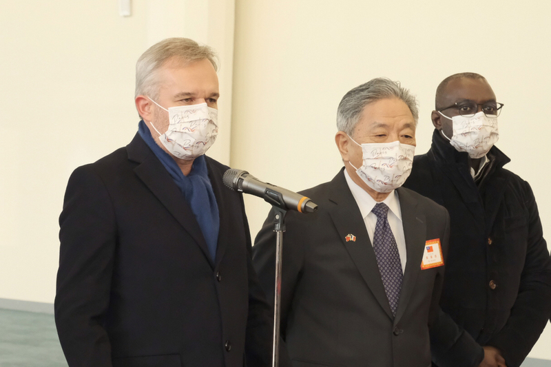 法國國民議會前議長、現任友台小組主席戴扈傑（Francois de Rugy）（左）15日率團訪台，並在機場受訪。 (圖：中央社)