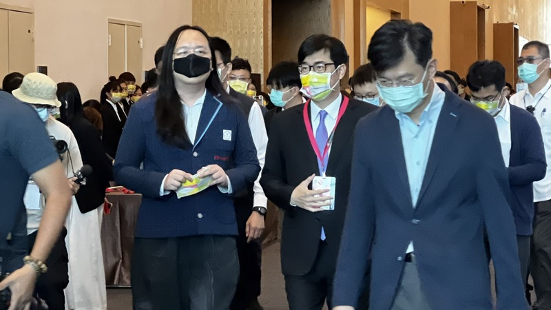 高雄市政府15日在高雄展覽館舉辦「迎接2022智慧城市展在高雄暨高雄市智慧城市推動委員會2021年會」，行政院政務委員唐鳳（前左）、高雄市長陳其邁（前中）等人出席。(圖：中央社)