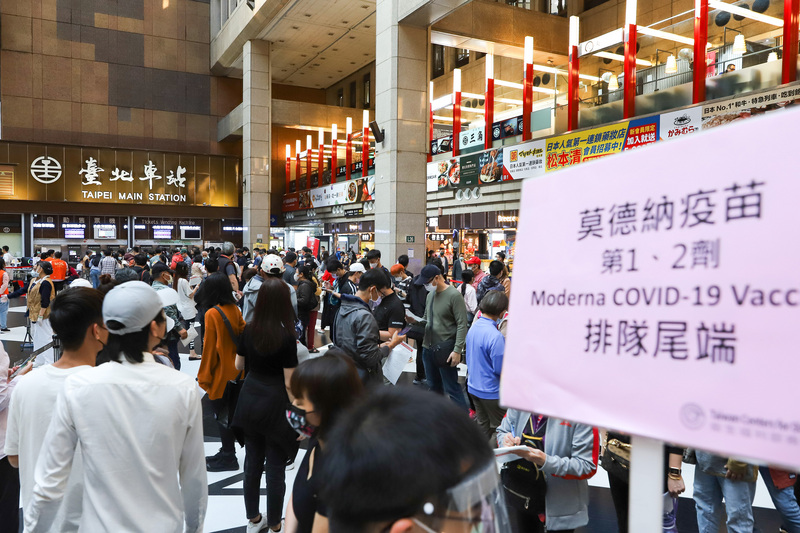 市府接手北車接種站 29日前打莫德納送百元禮券。 (圖：中央社)