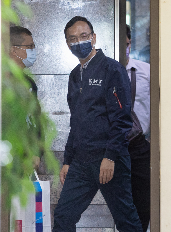 國民黨主席朱立倫15日傍晚到新竹市、縣兩地，與新竹縣長楊文科、縣市議長、國民黨籍議員們以車隊掃街，向民眾宣傳，呼籲18日公投投下4張同意票。 (圖：中央社)