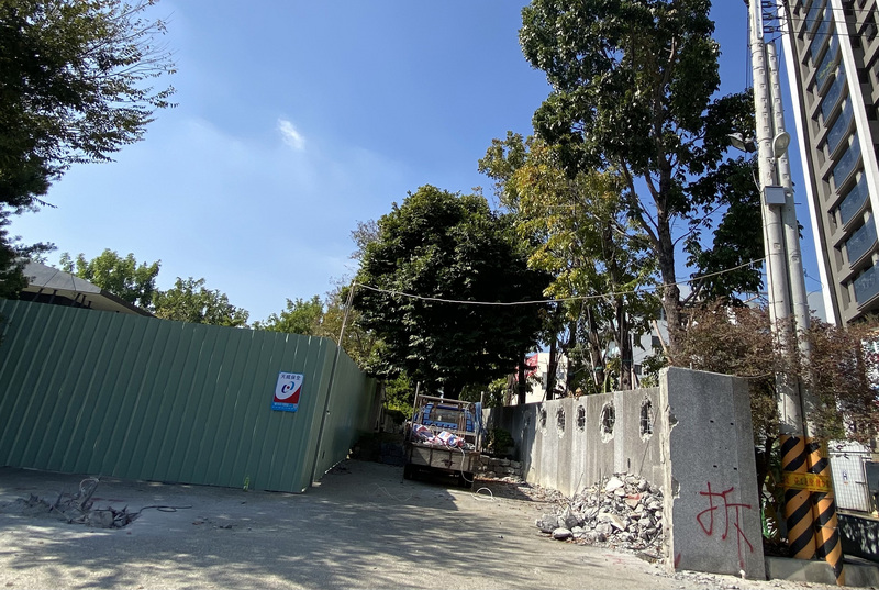 國民黨台中市第2選區立委補選參選人顏寬恒家族的南屯招待所，國產署中區分署確認占用2筆國有地，將委託律師向法院訴請拆屋還地，並提告占用人。資料畫面。(圖：中央社)