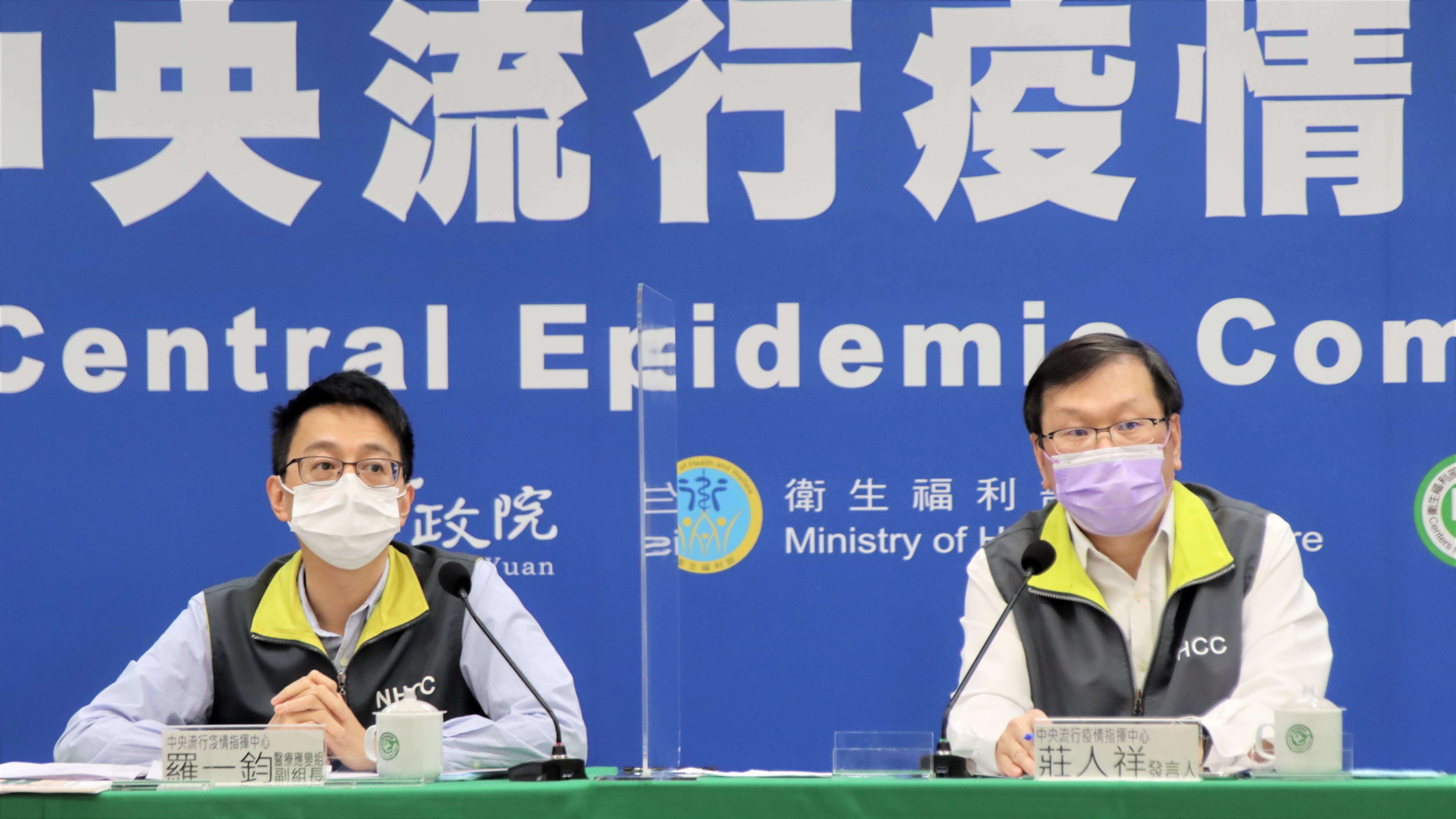 莊人祥(右)15日表示，明起各縣市陸續開打青少年第二劑BNT。(指揮中心提供)