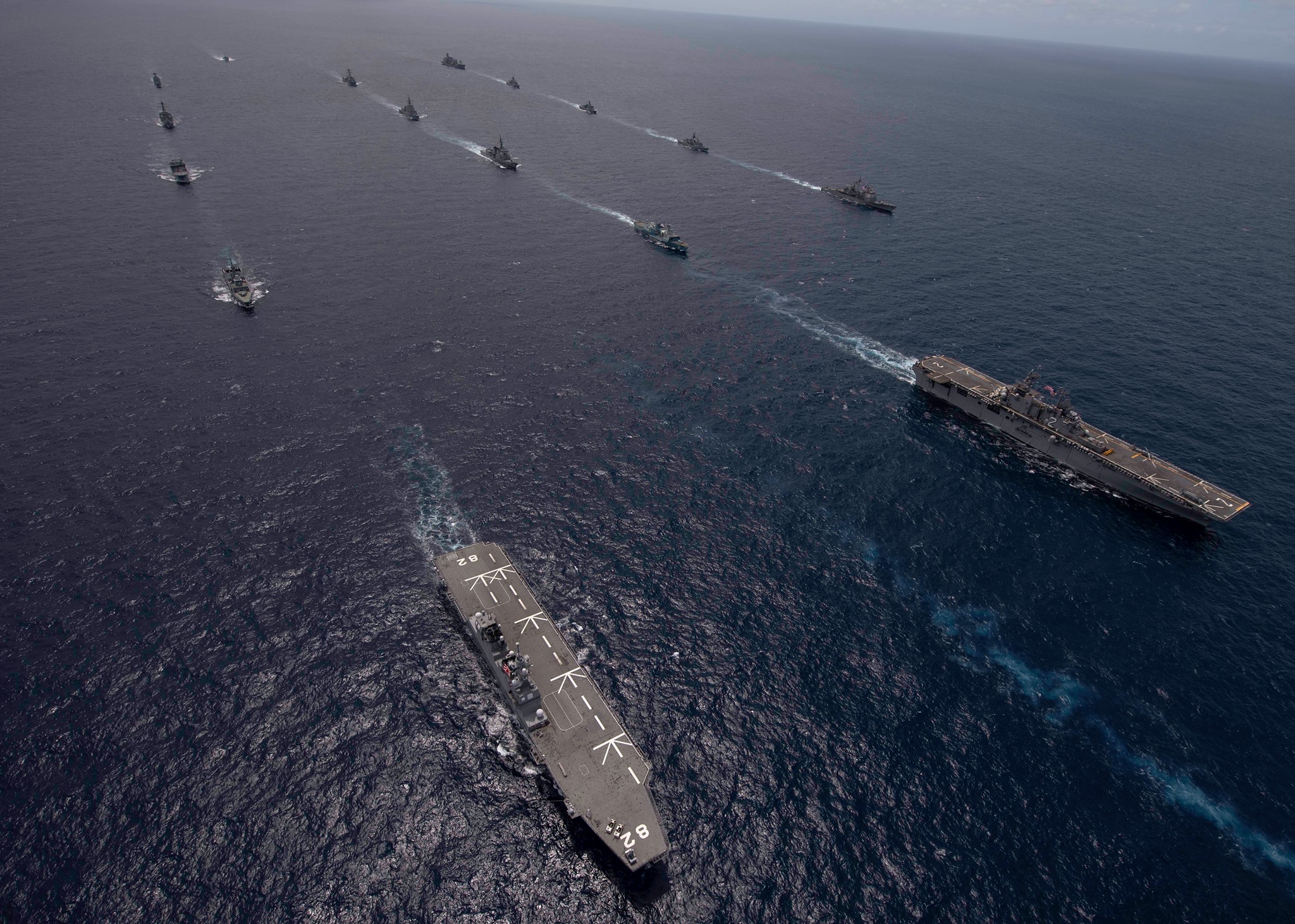 2020年環太平洋 (RIMPAC) 演習期間，多國海軍艦艇和潛艇編隊在夏威夷海岸附近航行。（圖：FB/@RIMPAC)