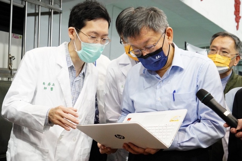 台北市防疫旅館疑似出現交互感染，遭到質疑。台北市長柯文哲(右)坦承SOP確實有問題，已下令修改。圖為柯文哲16日到建國中學視察。(北市府提供)