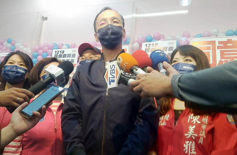 國民黨推出公投參與KPI獎勵辦法，列為將來提名參考依據。圖為黨主席朱立倫(前中)16日接受媒體聯訪。(圖：中央社)
