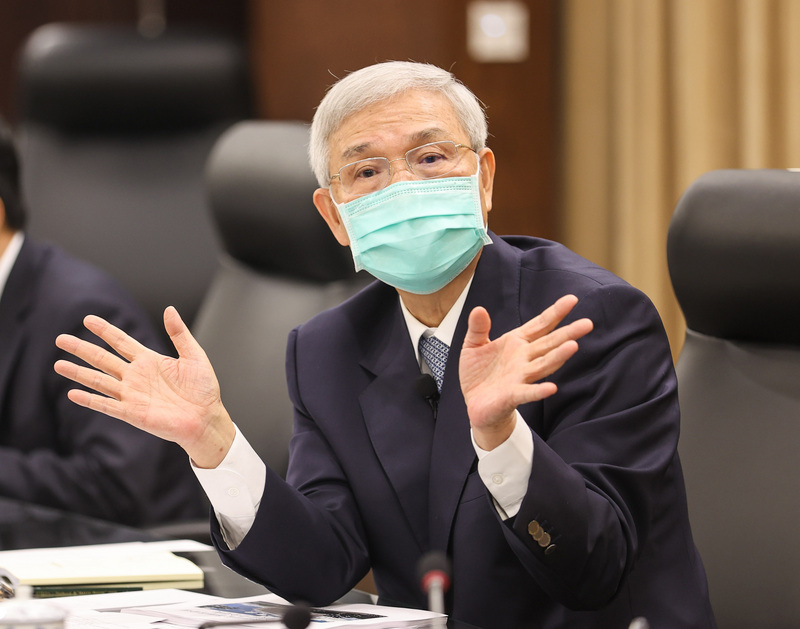 央行總裁楊金龍10日將赴立法院進行業務報告，8日書面報告率先出爐，內容也分析俄烏戰爭對台灣經濟及金融等影響。(圖：中央社)