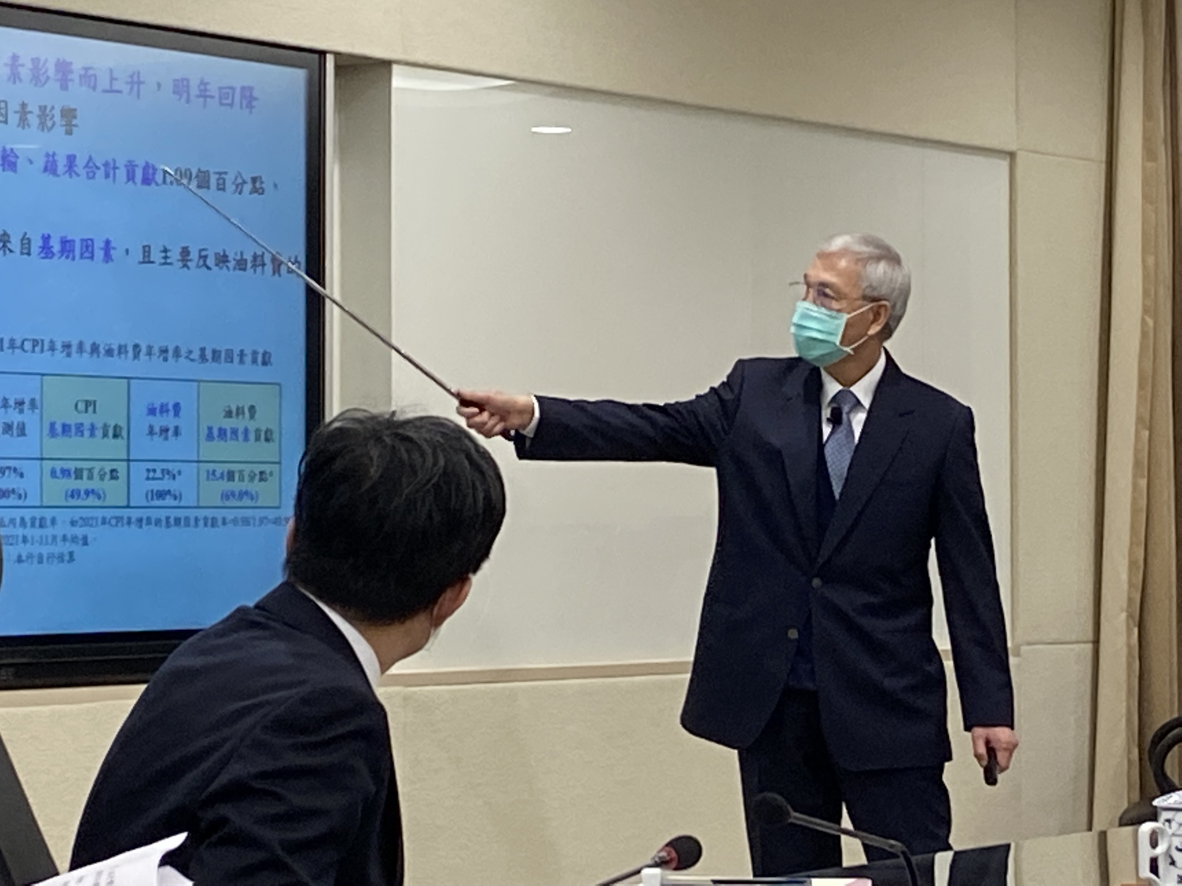 台灣中央銀行16日決議升息半碼。圖為央行總裁楊金龍向媒體簡報。(圖／陳林幸虹 攝)