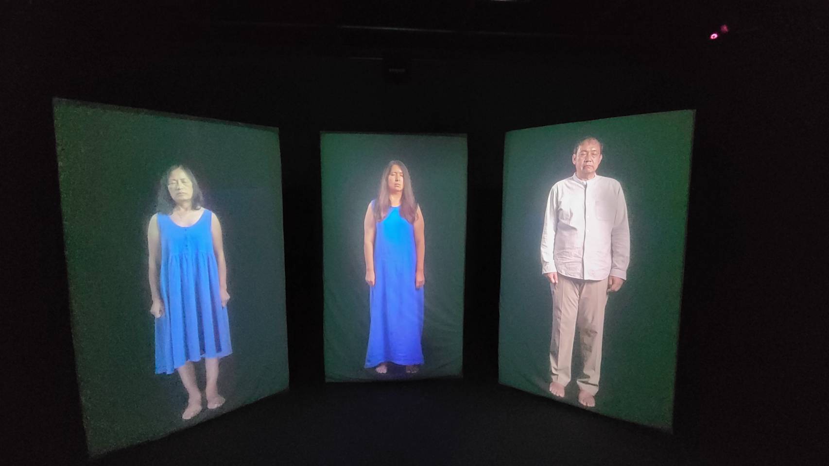 法國藝術家艾瑪‧杜松（Emma DUSONG）的〈面向汝(Měing-hyong nȳ)〉作品，透過結合馬祖當地居民訪談，結合馬祖話再譜成曲，用一種近乎夢景的獨特視角觀看馬祖的過去、現在與未來。(江昭倫 攝)