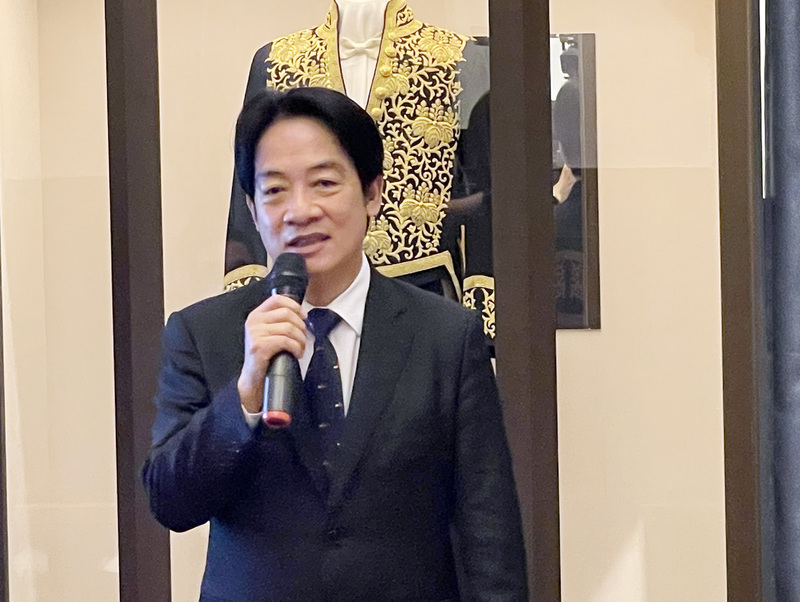 副總統賴清德17日上午出席成大成功校區成大博物館若槻道隆敕任官大禮服特展暨台日交流會的校慶活動，致詞時期許台日兩國關係愈來愈緊密，人民感情愈來愈好。 (圖：中央社)