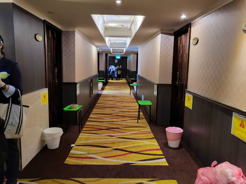 防疫旅館加強管理措施，開門取物須戴口罩。（示意圖／高雄市政府提供）