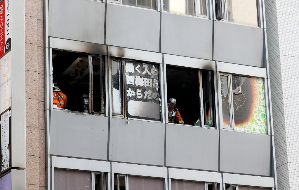 大阪一棟建築物17日發生大火，導致27人心肺停止。（AFP)