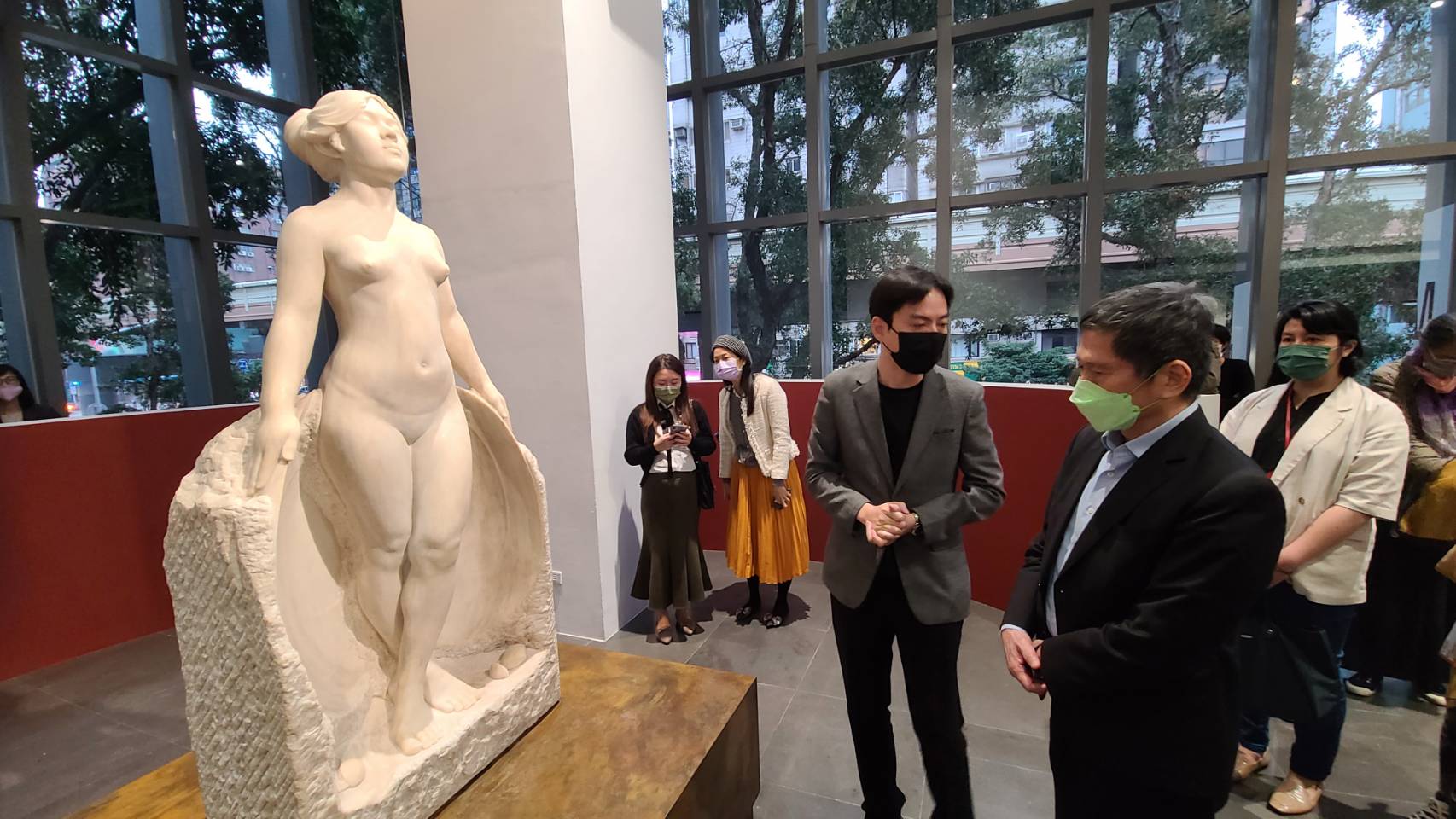 文化部長李永得(右前)17日出席北師美術館「光－台灣文化的啟蒙與自覺」開幕典禮，欣賞黃土水的經典雕塑作品〈甘露水〉。(江昭倫 攝)