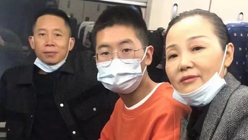 孫海洋（左）和妻子彭四英（右）終於找回丟失14年的兒子孫卓（中）。（圖:微博）