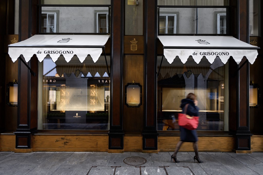 Omicron變異株引發各界擔憂，瑞士當局宣布將對未接種疫苗者祭出限制令。圖為當地街頭一隅。(AFP)