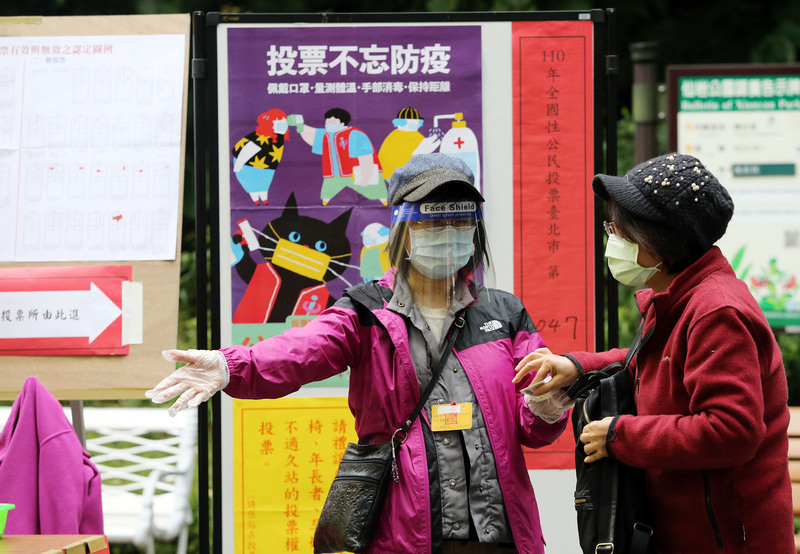 中選會21日表示，11月26日投票須戴口罩，但不能有候選人姓名與符號標識，圖為110年全國性公民投票。(示意圖/中央社)