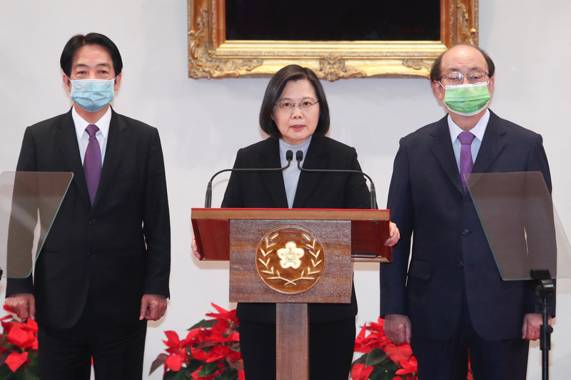 四大公投案18日投開票，不同意票都領先同意票，總統蔡英文（中）晚間由副總統賴清德（左）與民進黨立法院黨團總召柯建銘（右）陪同，在總統府大禮堂舉行記者會，針對公投案發表談話。 (圖：中央社)