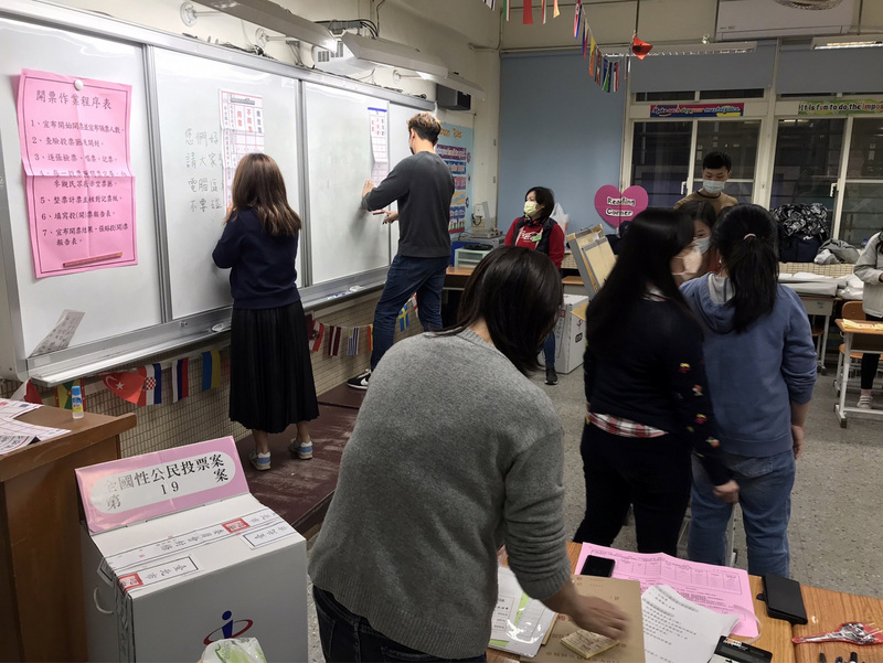 台灣史上首次公投未綁大選，四大公投18日投票，投票率41%，除都未過門檻，且不同意票多於同意票，全遭否決。圖為士林區天玉里投開票所進行開票作業。 (圖：中央社)