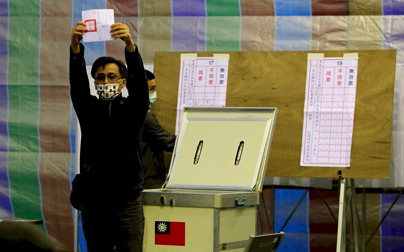 台灣首次獨立舉行的公投在兩大黨全力動員下形成藍綠對決，也再次測量朝野的實力消長。 (圖：中央社)