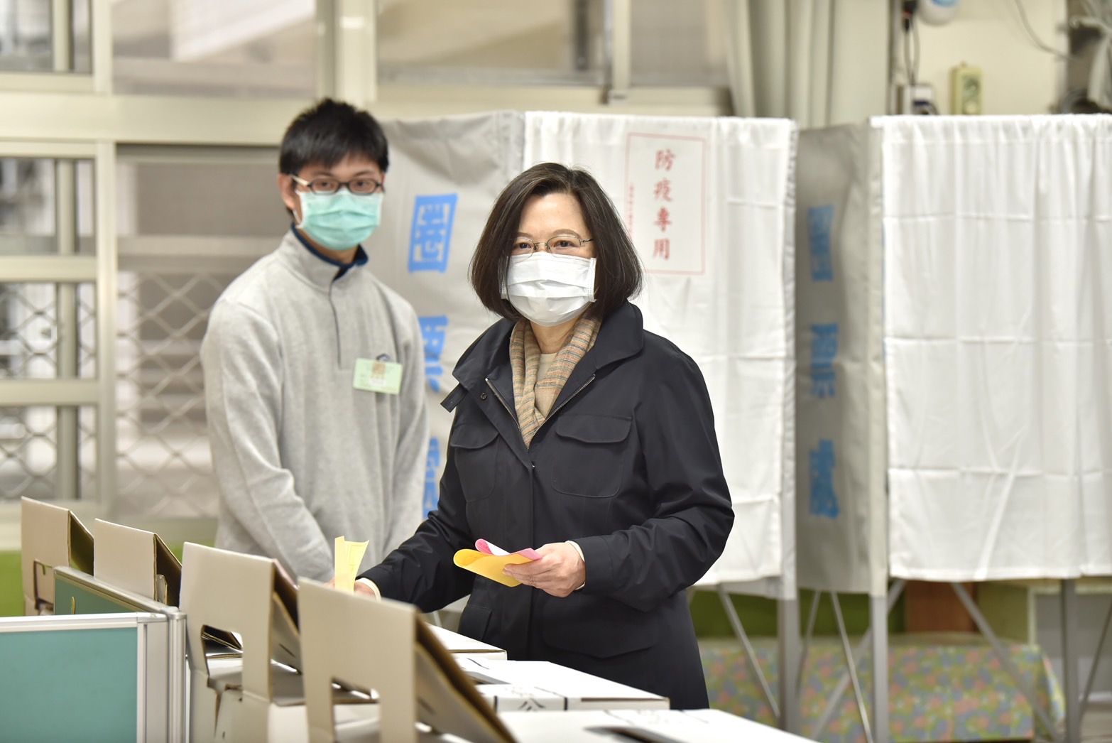 蔡總統今天(18日)上午9時前往新北市永和區秀朗國小投票。(民進黨提供)