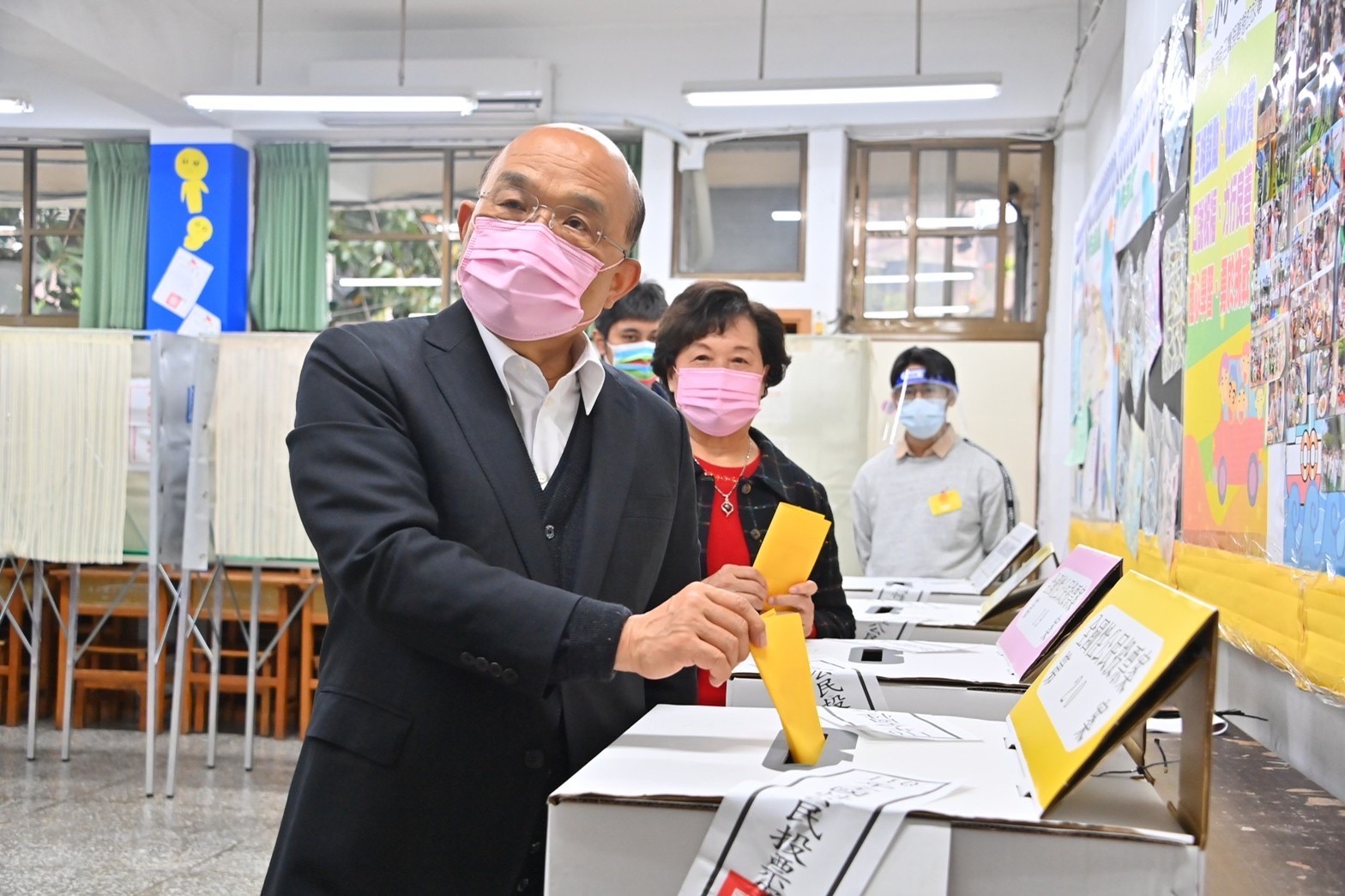 12月18日是四大公投投票日，行政院長蘇貞昌一早便與妻子詹秀齡一同前往投票。(行政院提供)