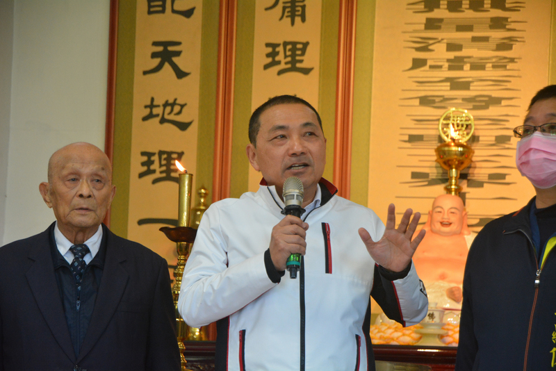 新北市長侯友宜（中）19日至福山天惠堂祈福時表示，國人在公投後應團結向前，對外界的批評與指責，他願意虛心傾聽並概括承受。(圖：中央社)