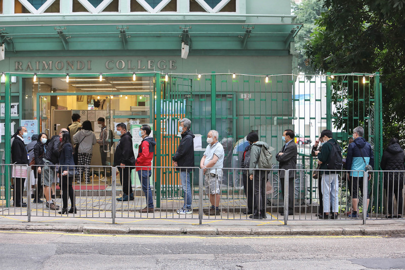 本次香港立法會選舉投票率僅30.2%，創30年新低。圖為19日在港島高主教書院投票所外排隊的民眾。 (圖：中央社資料照片)