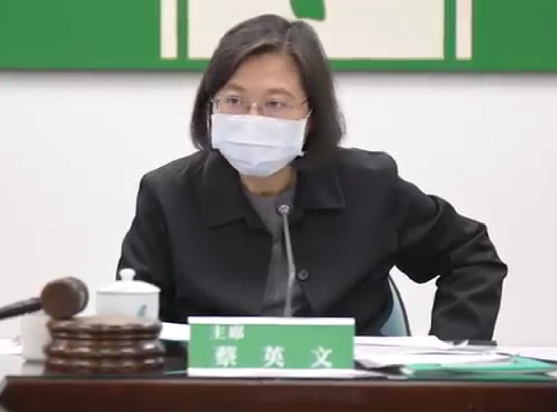 兼任民進黨主席的蔡英文總統22日在中常會上表示，四個案子都守住了，施政方向得以延續，民進黨也再次證明只要團結，任何逆境都衝得過去。(民進黨提供)