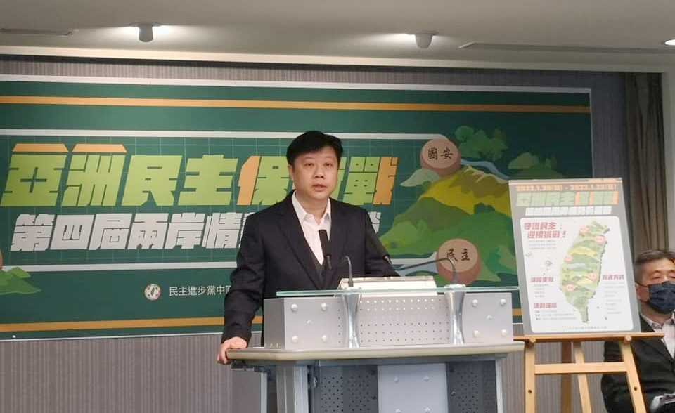 民進黨將辦「兩岸情勢兵推營」並新增擬真射擊貼近實戰。圖為民進黨中國部主任吳峻鋕。（劉玉秋 攝）