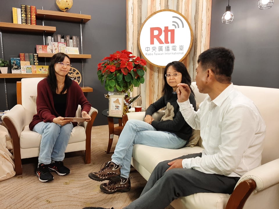 「移動錄音室」21日線上開講，「前」資深死刑犯人鄭性澤(右)及台灣廢除死刑推動聯盟理事長張娟芬(中)談「寫一張給死囚的聖誕卡」。