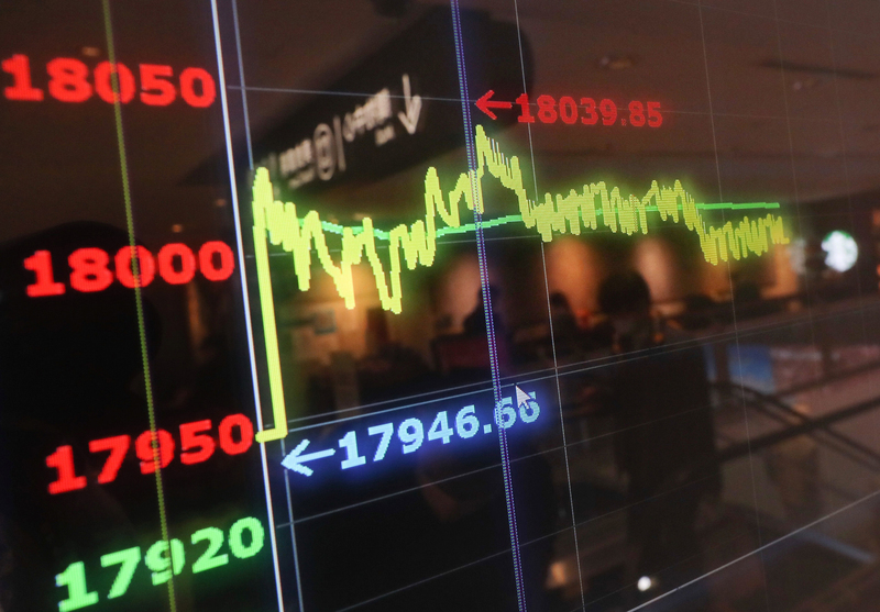 央行總裁楊金龍在立法院財委會備詢時表示，今年經濟成長比去年差，台股大盤今年要重返萬八不太可能。(資料照/中央社)