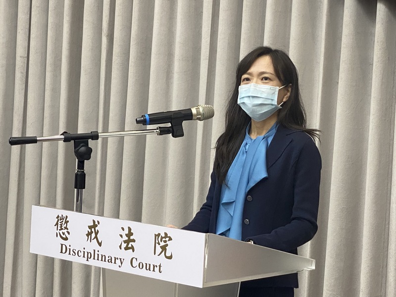 懲戒法院認定石木欽透過配偶買進聯亞股票有違失，罰俸1年，約新台幣354萬餘元。圖為懲戒法院書記官長林玉苹說明判決結果。(圖:中央社)