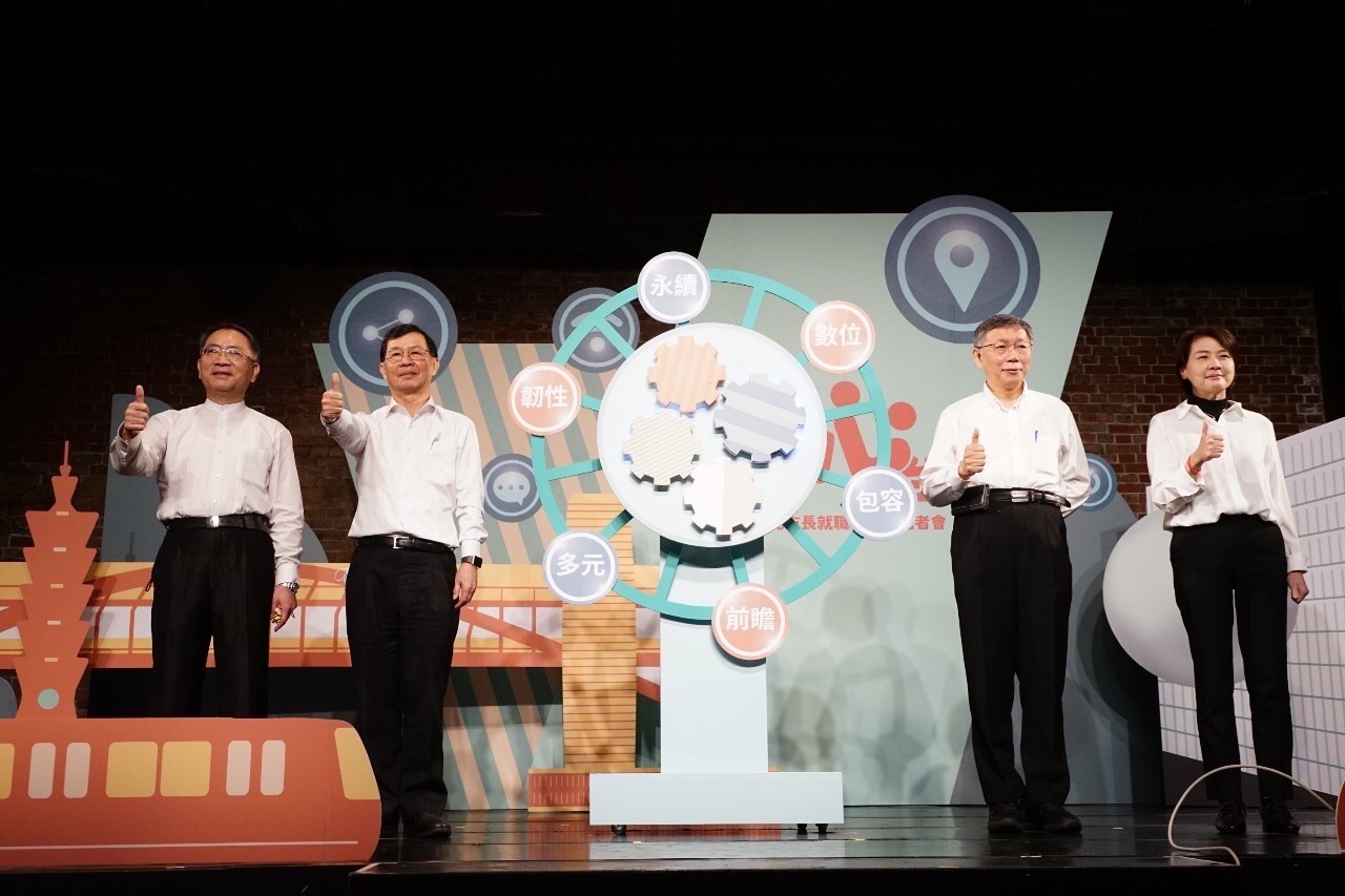 台北市長柯文哲(右二)率3位副市長召開上任7週年記者會，說明過去一年的政績。(北市府提供)