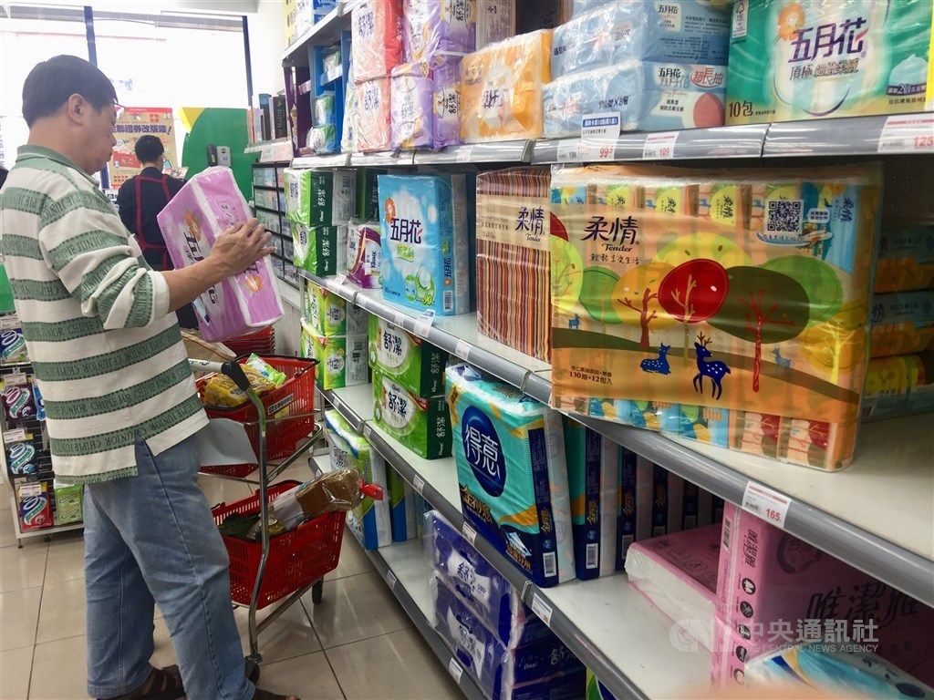 永豐實證實，由於原物料上漲，產品將調漲，其中抽取式衛生紙漲幅平均約8%。圖為民眾選購衛生紙。（中央社檔案照）